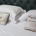 Cliffords View Luxury Apartment